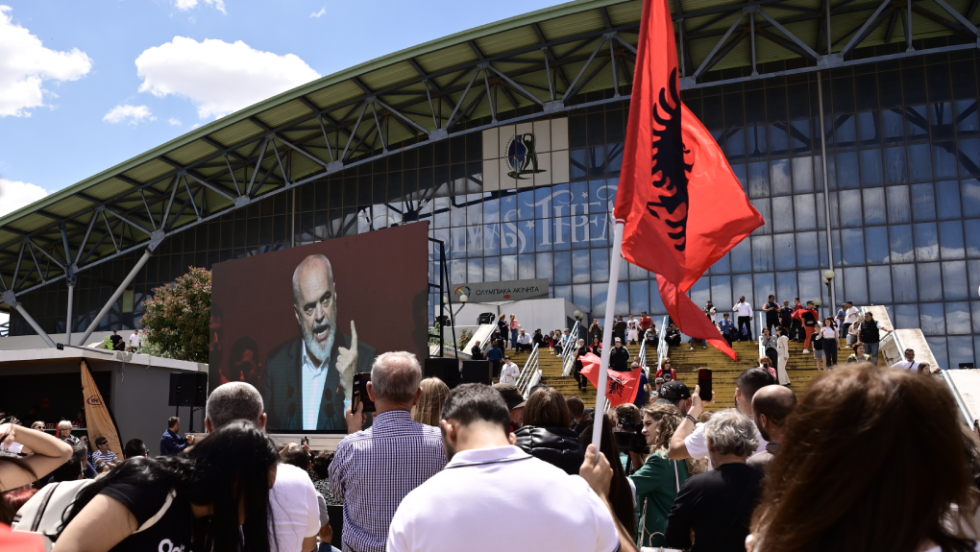 Γιγαντοοθόνη έξω από το Κλειστό του Γαλατσίου, κατά την ομιλία Ράμα σε ομοεθνείς του